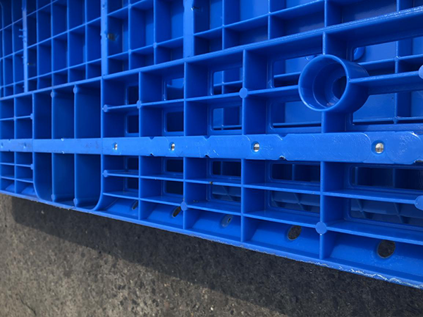 已經加鋼管的塑料托盤　