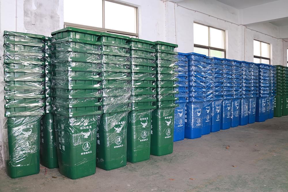 瞧，隔壁鄉(xiāng)鎮(zhèn)的環(huán)衛(wèi)垃圾桶都換新了~