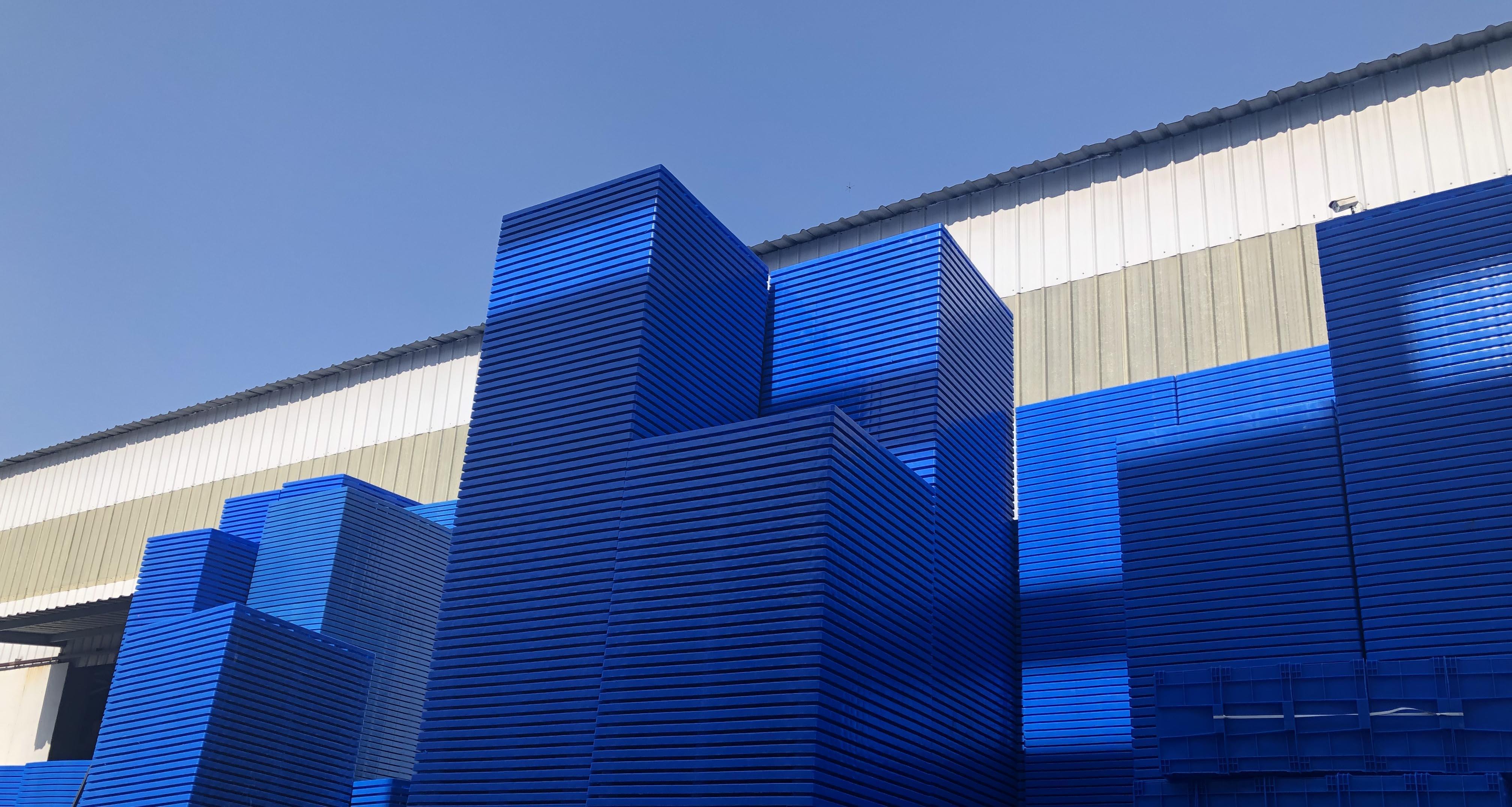 塑料托盤價(jià)格怎樣？論塑料托盤如何成為現(xiàn)代倉儲(chǔ)物流的較佳選擇