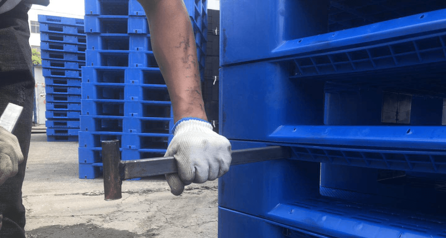 承重有要求，價(jià)格加一點(diǎn)也要給塑料托盤加鋼管