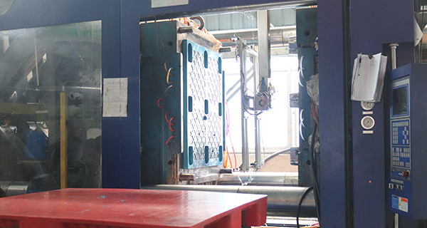 塑料托盤是這樣生產(chǎn)的，工廠師傅告訴你！