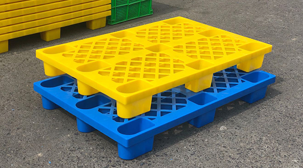 今天就來(lái)夸夸九腳塑料托盤廠家！