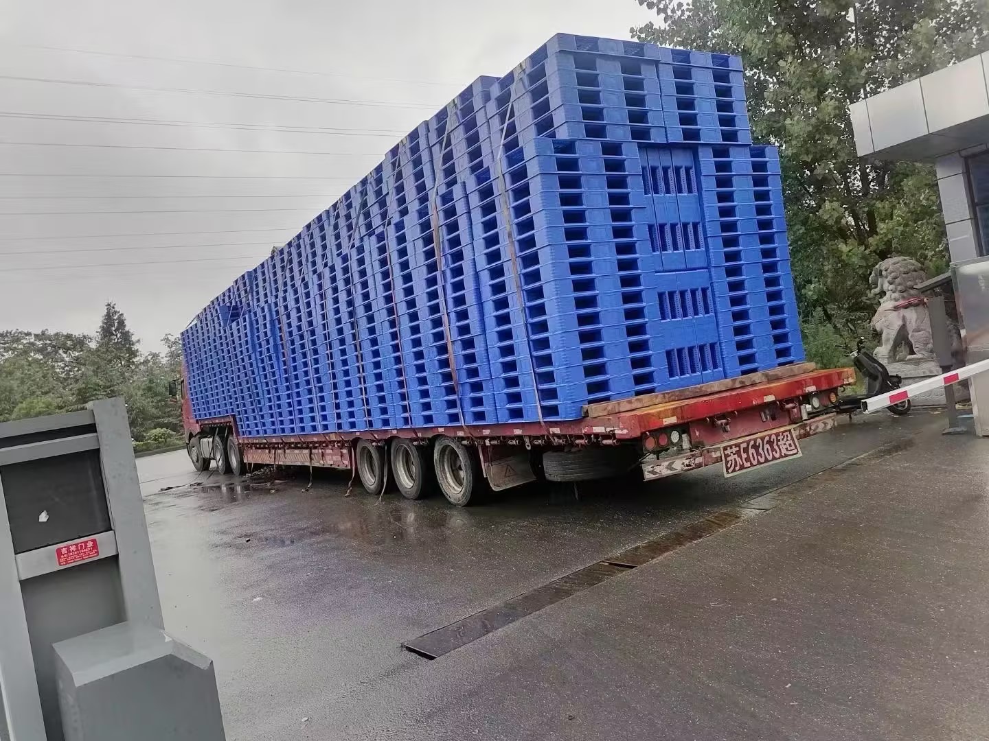 2025全國傳統(tǒng)工業(yè)電商物流塑料托盤：產業(yè)鏈融合下的標準化、智能化與綠色革命