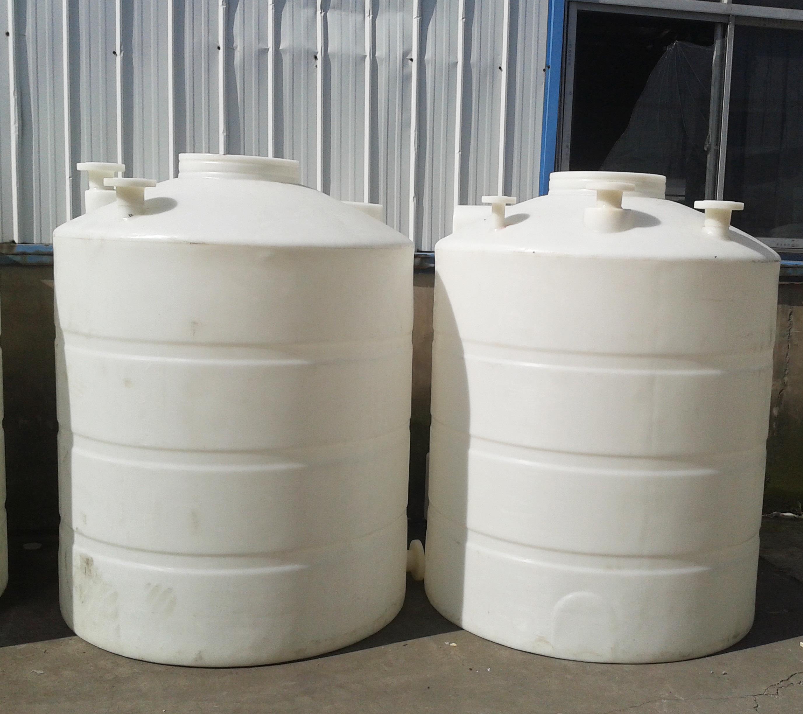 LLDPE滾塑牛筋圓桶：堅韌與一體成型的工業(yè)容器典范